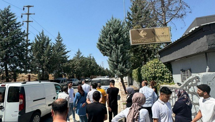 Maaşları ödenmeyen işçilerden fabrika önünde eylem