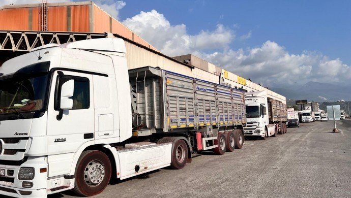 Mersin ve İskenderun limanlarında nakliyeciler eylemde