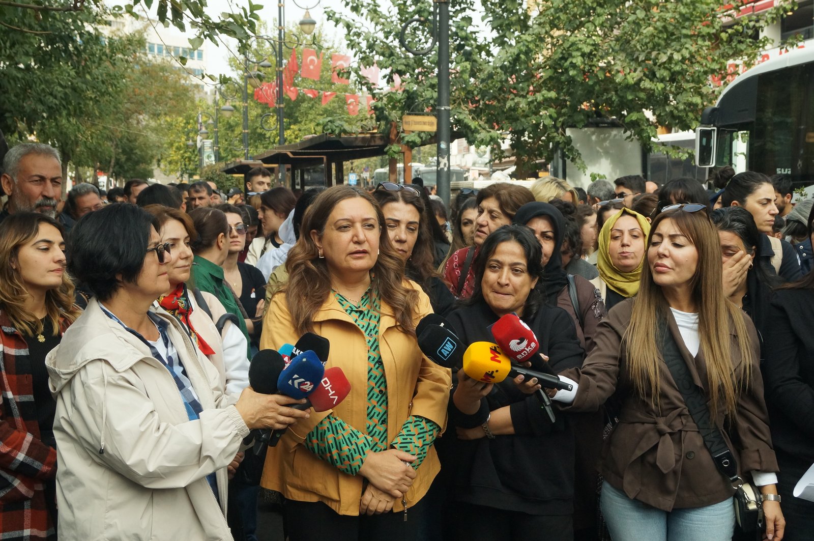 Sur’da kadınlara yönelik saldırıya tepki: “Asimilasyoncu yaklaşımlara izin vermeyeceğiz”