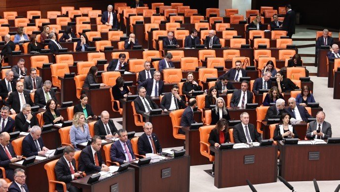 Özgür Özel ve 11 vekilin dokunulmazlık tezkereleri Meclis'te