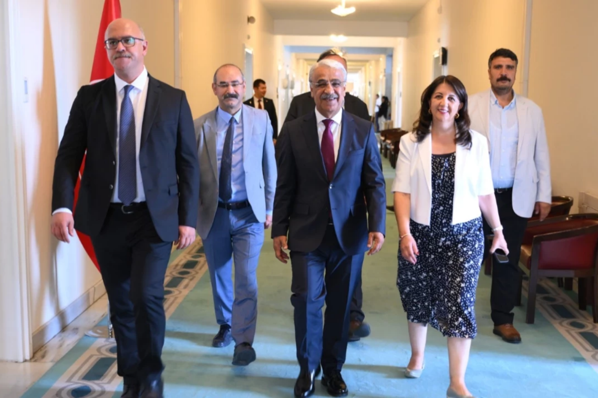 İmralı'dan dönen DEM Parti Heyeti, görüşmeye dir yarın çıklama apacak