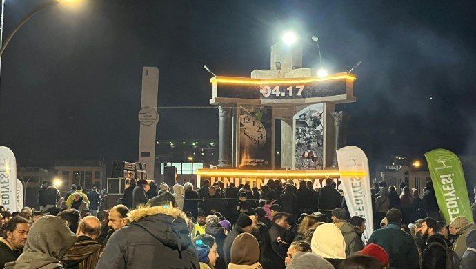 3 yıl önce Saat 04.17: Yitirilen canlar için anmalar…