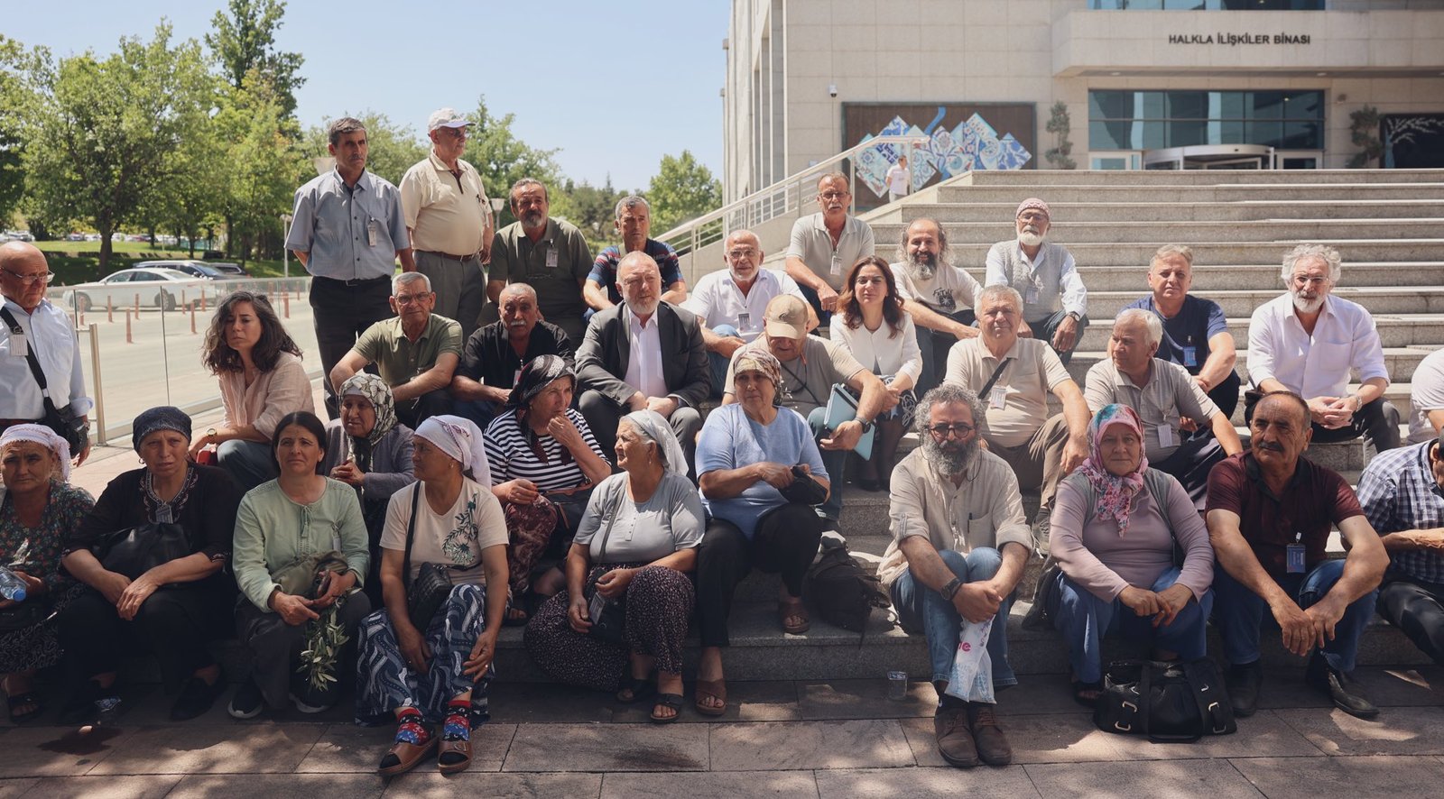İkizköylüler Meclis kapısında oturma eyleminde